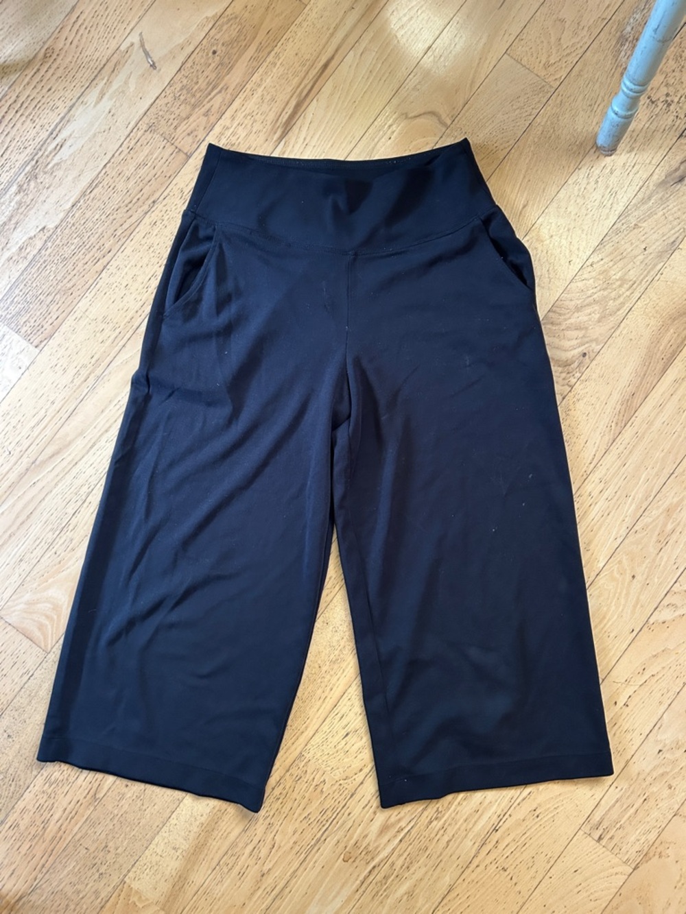 Athleta softstreme Black Capris